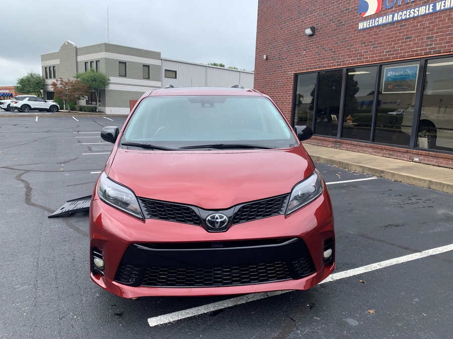 Used 2020 Toyota Sienna SE - BraunAbility Side Entry Entry Fold Out Automatic Ramp