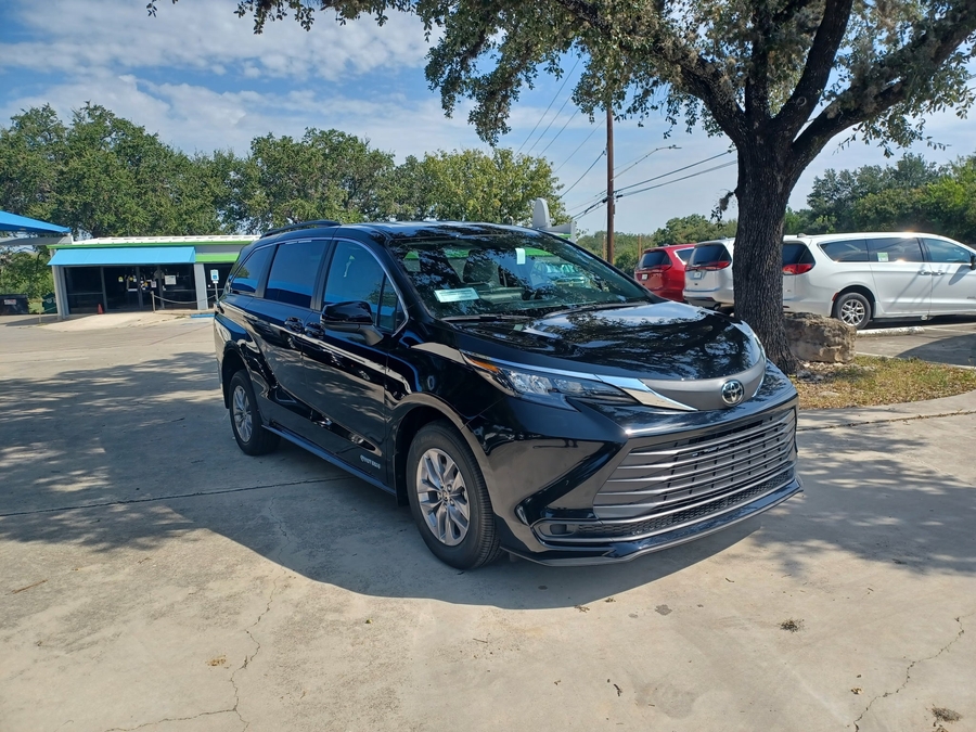 Black Toyota Sienna image number 5