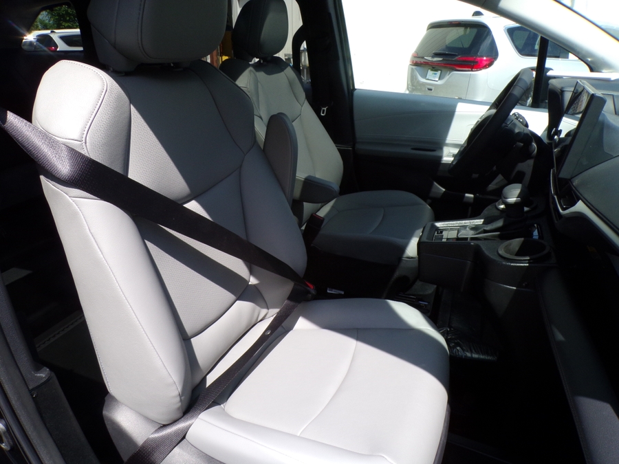 Black Toyota Sienna image number 14