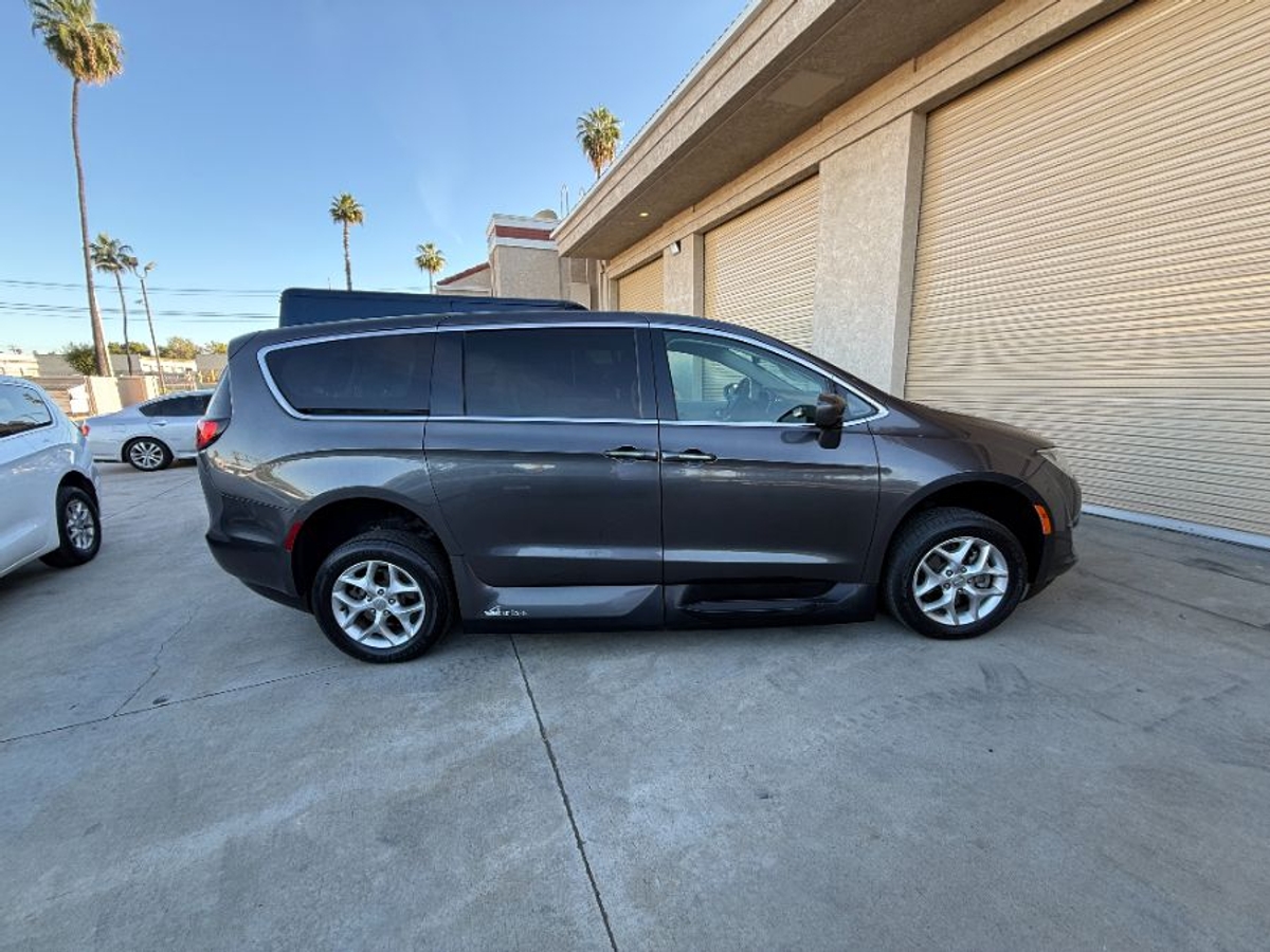 Grey Chrysler Pacifica image number 11