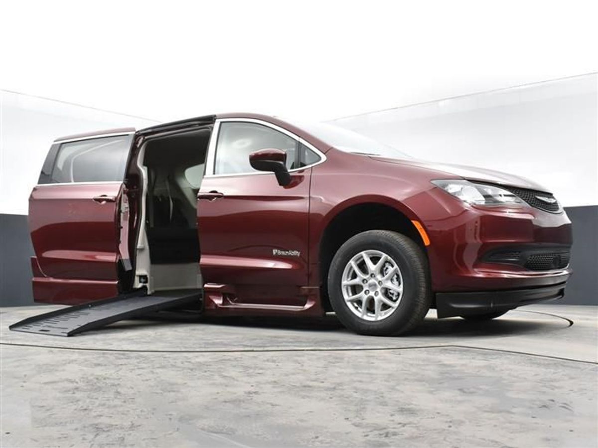 Red Chrysler Voyager image number 3