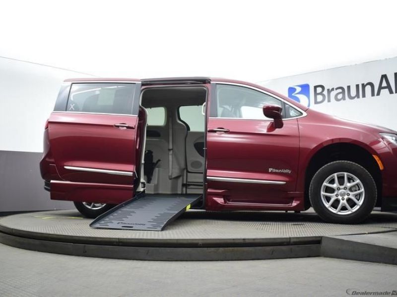Número de imagen rojo Chrysler Pacifica 4