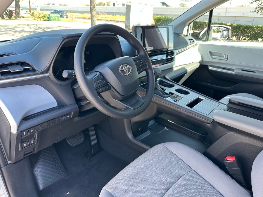 New 2026 Toyota Sienna Hybrid LE - Vantage Mobility Rear Entry Entry Fold Out Manual Ramp