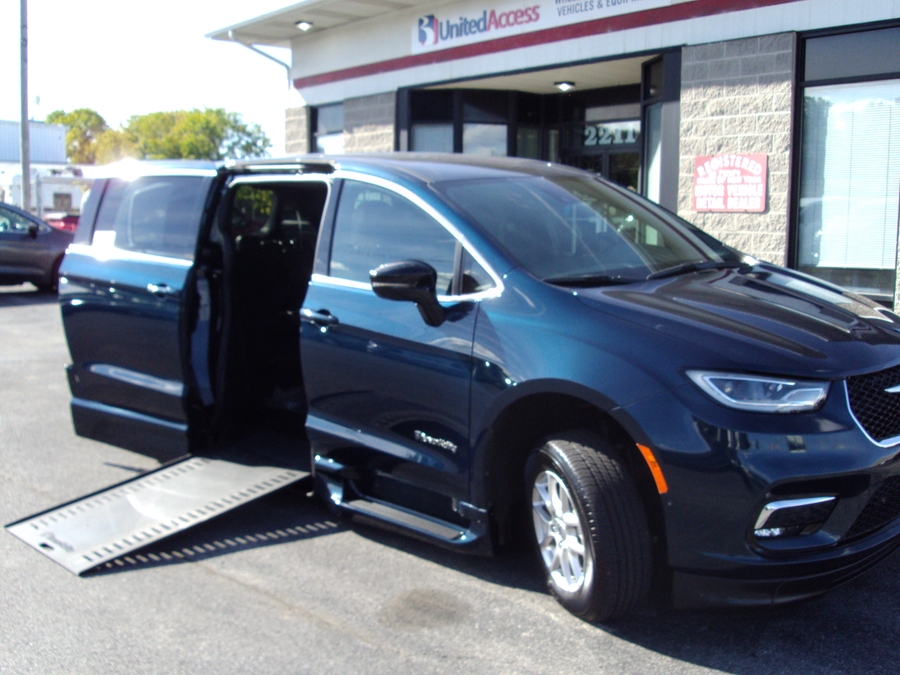 Used 2025 Chrysler Pacifica Select - BraunAbility Side Entry In Floor Automatic Ramp