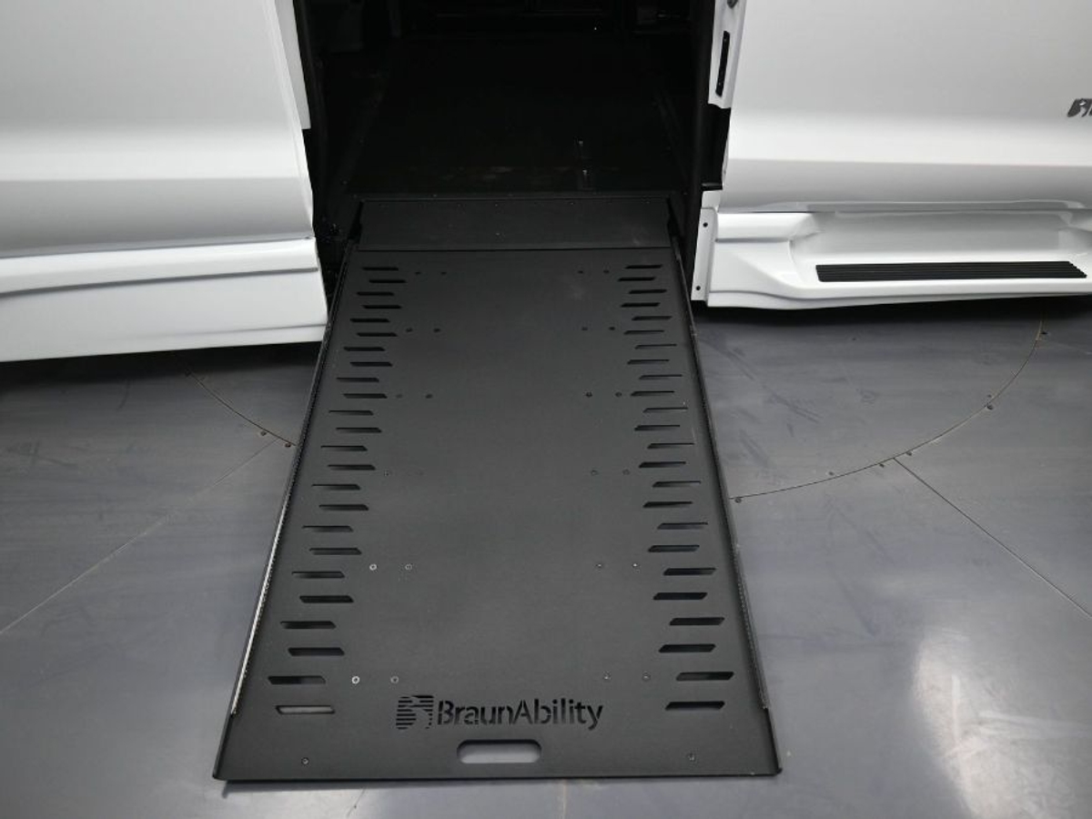 White Chrysler Pacifica image number 13