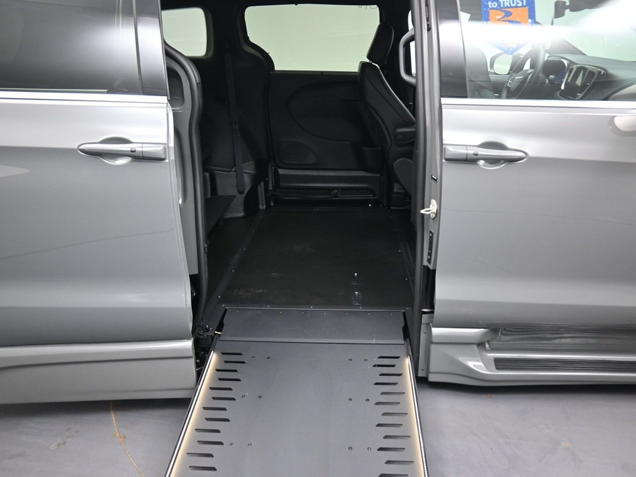 Used 2025 Chrysler Pacifica Select - BraunAbility Side Entry In Floor Automatic Ramp