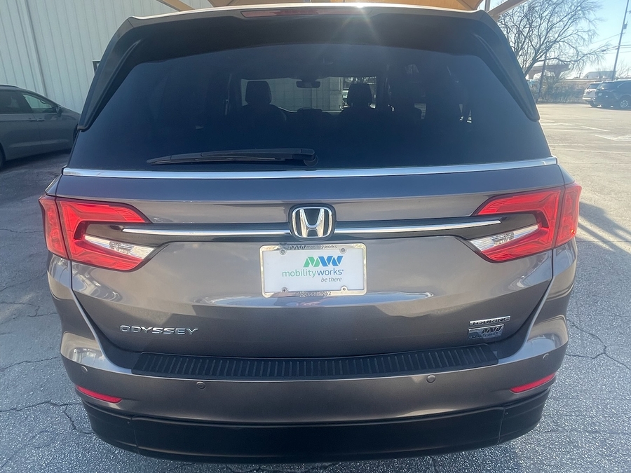 Grey Honda Odyssey image number 2