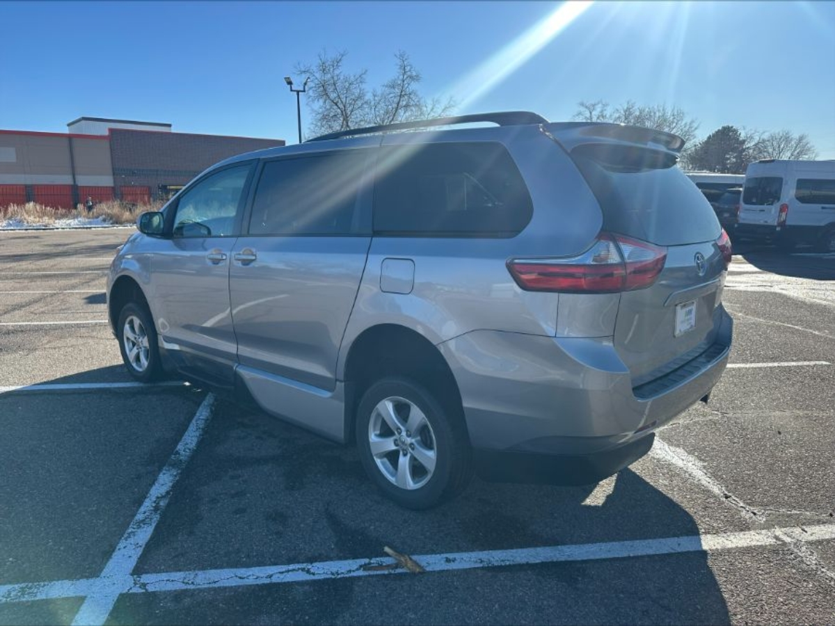 Silver Toyota Sienna image number 17