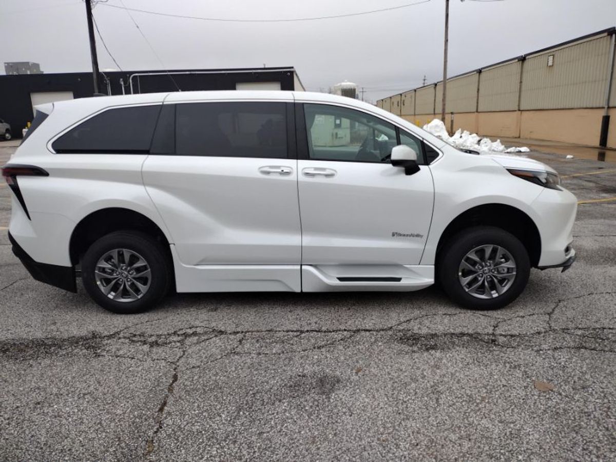 White Toyota Sienna image number 8
