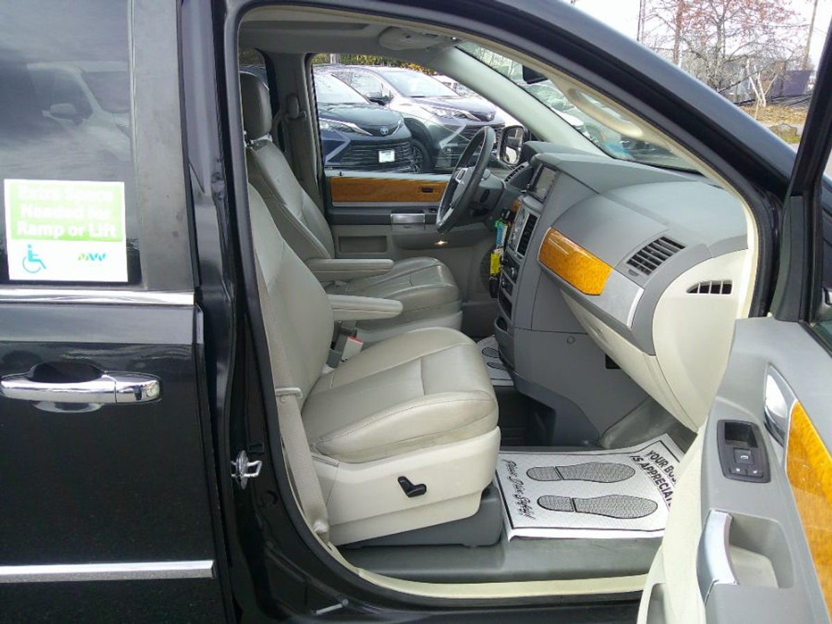 Black Chrysler Town and Country image number 13
