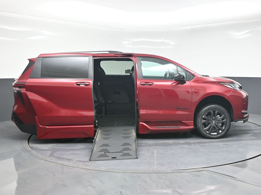 New 2025 Toyota Sienna Hybrid XSE Sport - BraunAbility Side Entry Entry Fold Out Automatic Ramp