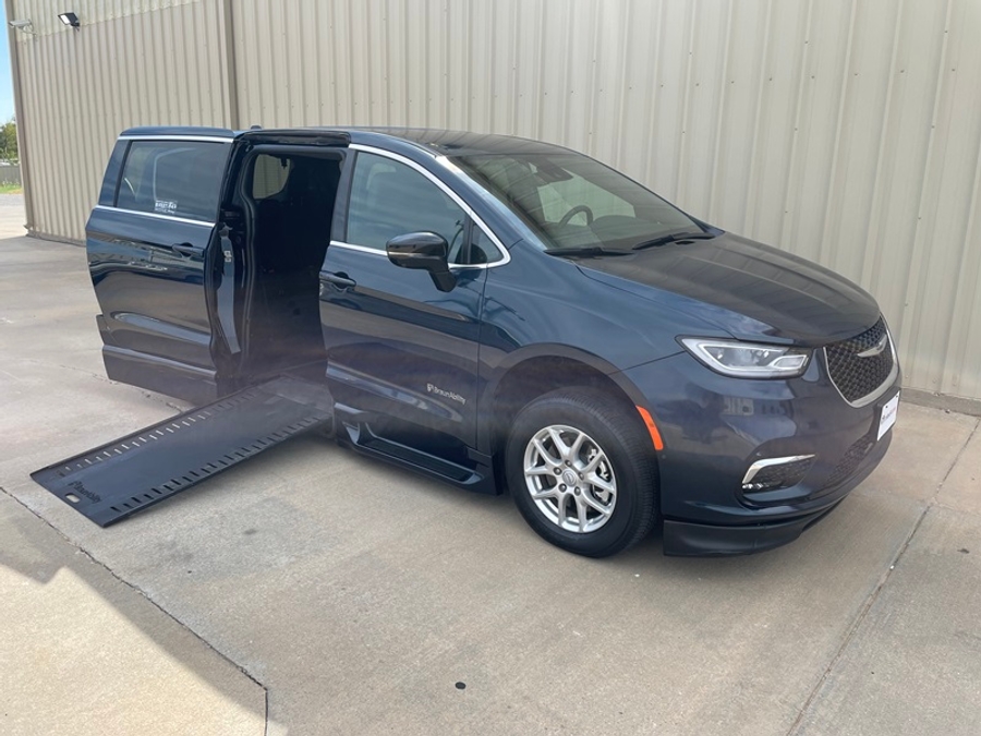 Used 2025 Chrysler Pacifica Select - BraunAbility Side Entry In Floor Automatic Ramp