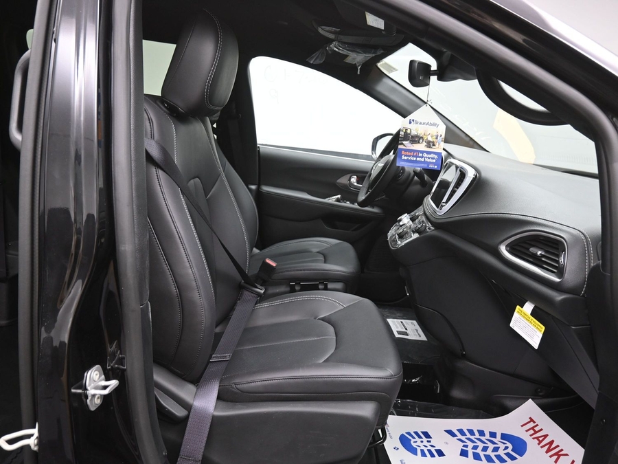 Black Chrysler Pacifica image number 8