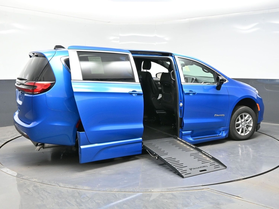 Blue Chrysler Pacifica image number 3