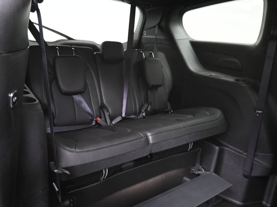 Black Chrysler Pacifica image number 9