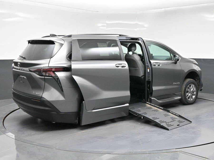 New 2026 Toyota Sienna Hybrid XLE Add - BraunAbility Side Entry Fold Out Automatic Ramp