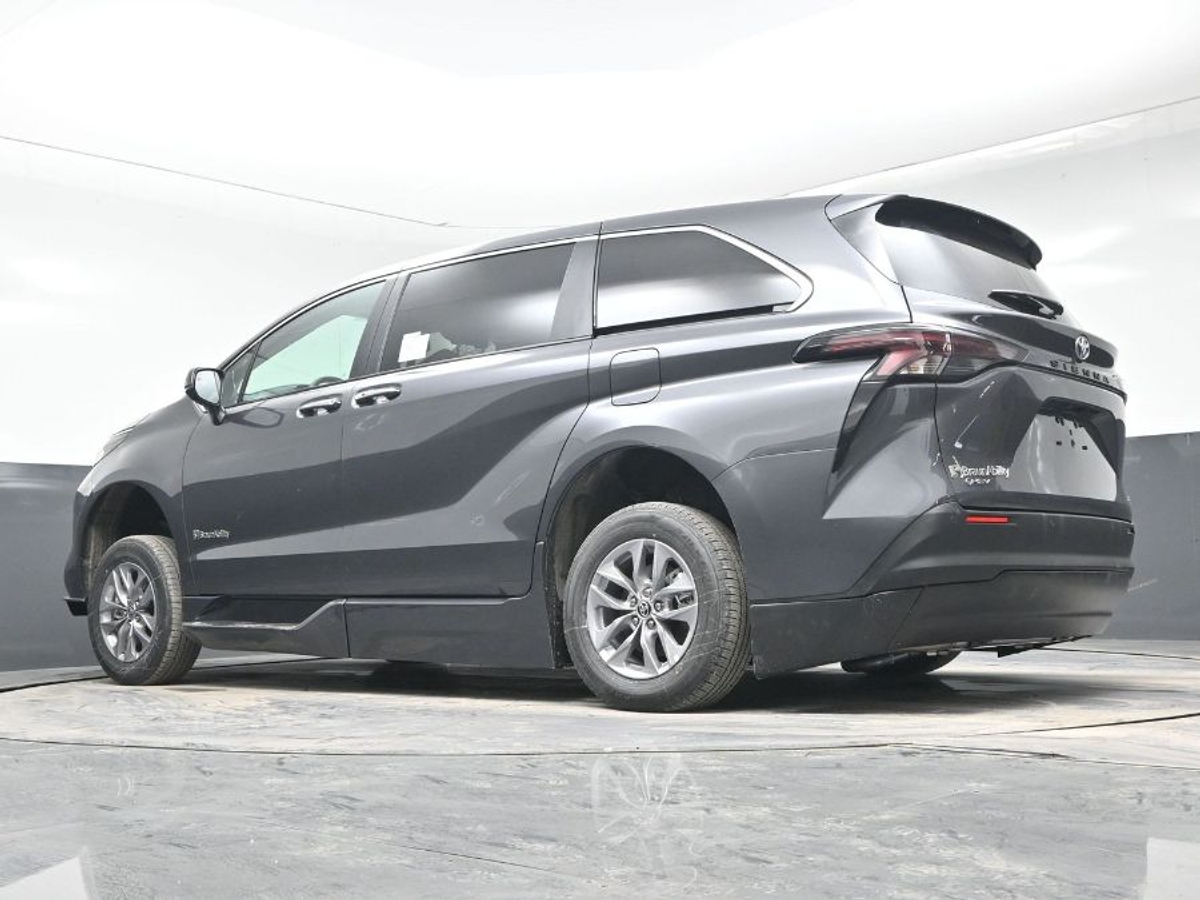 Grey Toyota Sienna image number 20