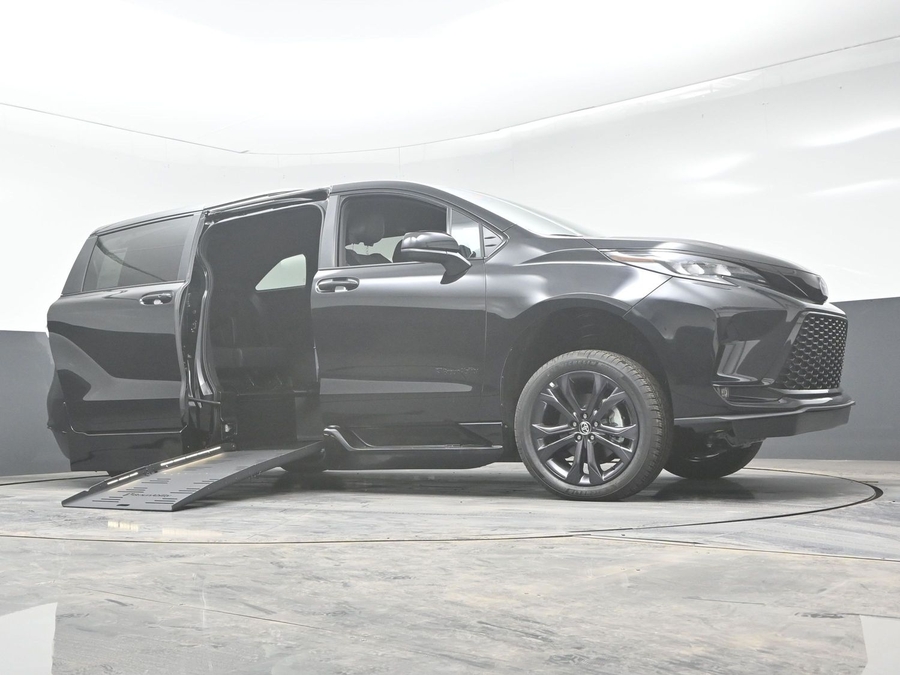 New 2025 Toyota Sienna Hybrid XSE Sport - BraunAbility Side Entry Entry Fold Out Automatic Ramp