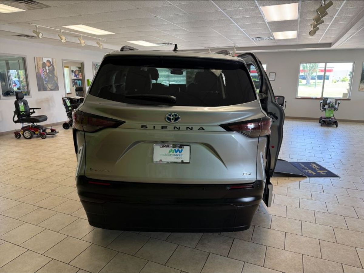 Silver Toyota Sienna image number 4