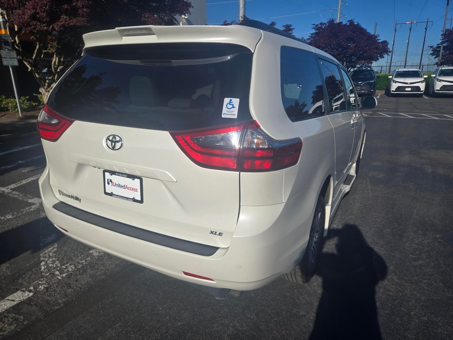 Used 2020 Toyota Sienna XLE - BraunAbility Side Entry Entry In Floor Automatic Ramp