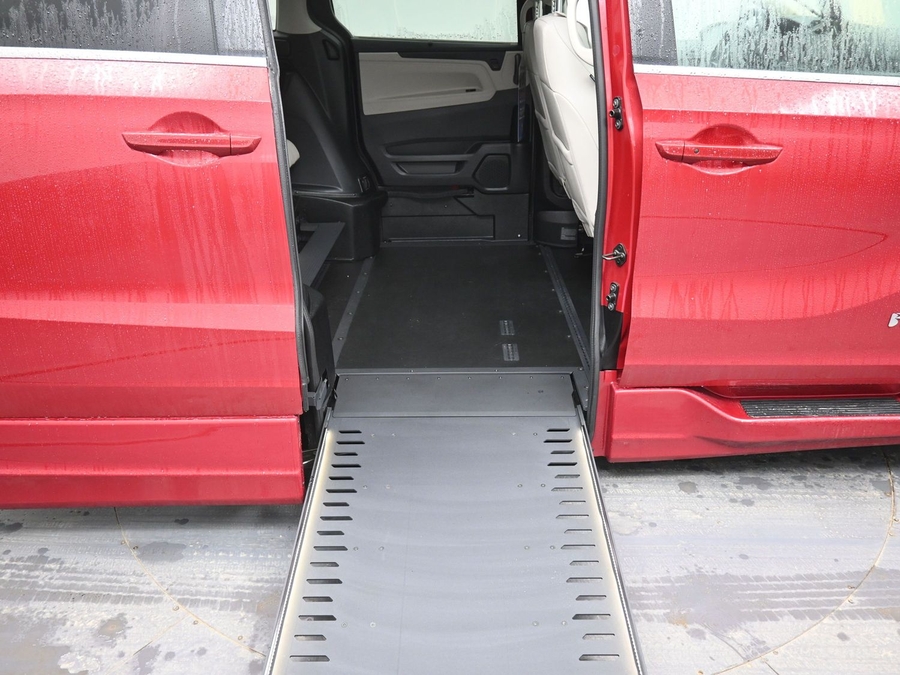 Red Honda Odyssey image number 10