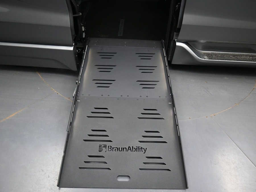 New 2026 Toyota Sienna Hybrid XLE Base - BraunAbility Side Entry Fold Out Automatic Ramp