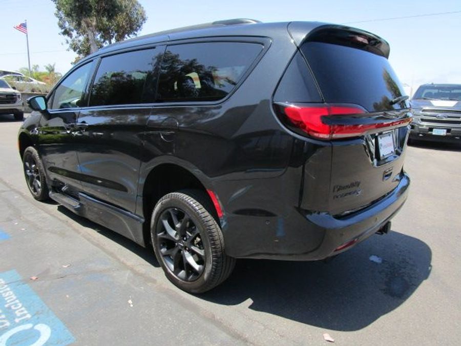 Used 2023 Chrysler Pacifica Touring L - BraunAbility Side Entry Entry Fold Out Automatic Ramp