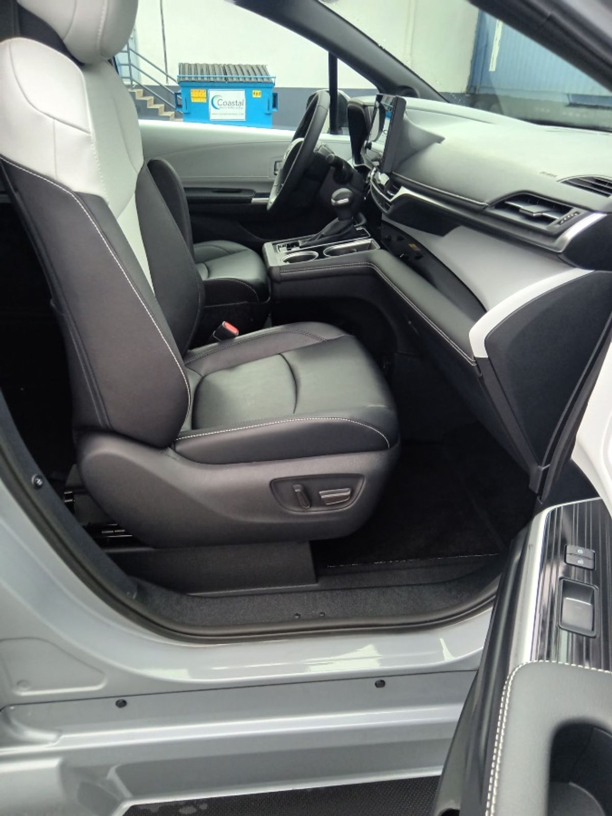 Grey Toyota Sienna image number 10