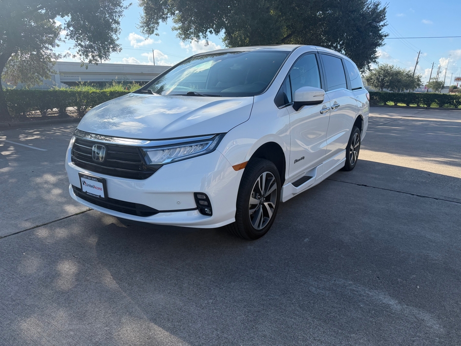 Used 2022 Honda Odyssey Touring - BraunAbility Side Entry In Floor Automatic Ramp