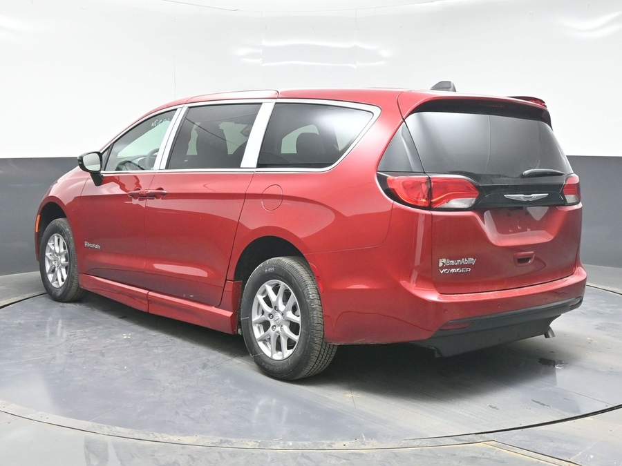 Red Chrysler Voyager image number 4