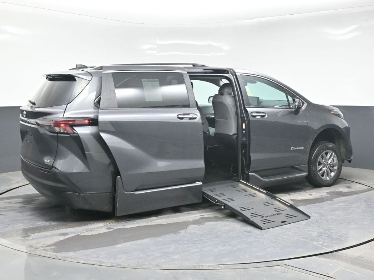 Grey Toyota Sienna image number 3