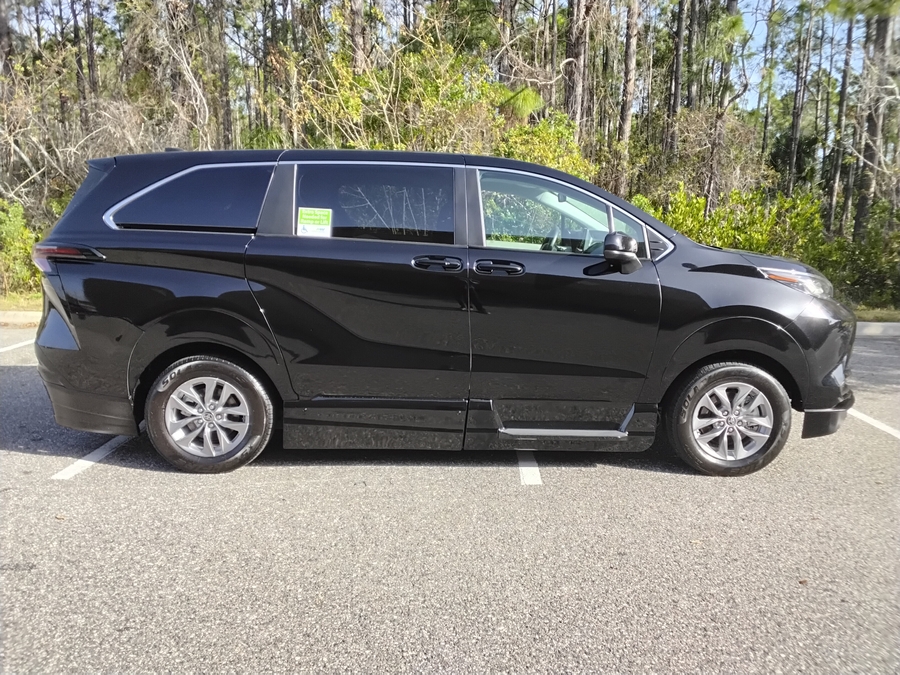 Black Toyota Sienna image number 1