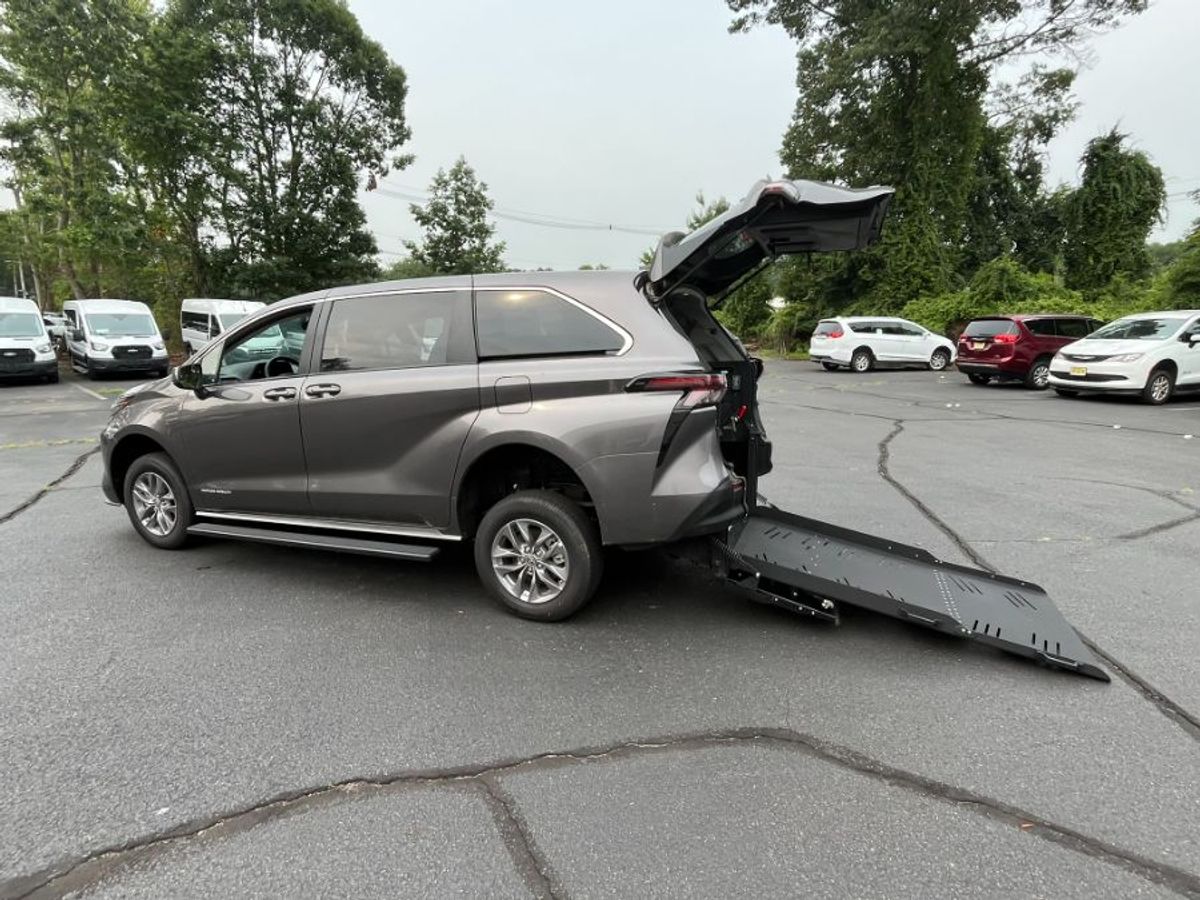 Grey Toyota Sienna image number 12