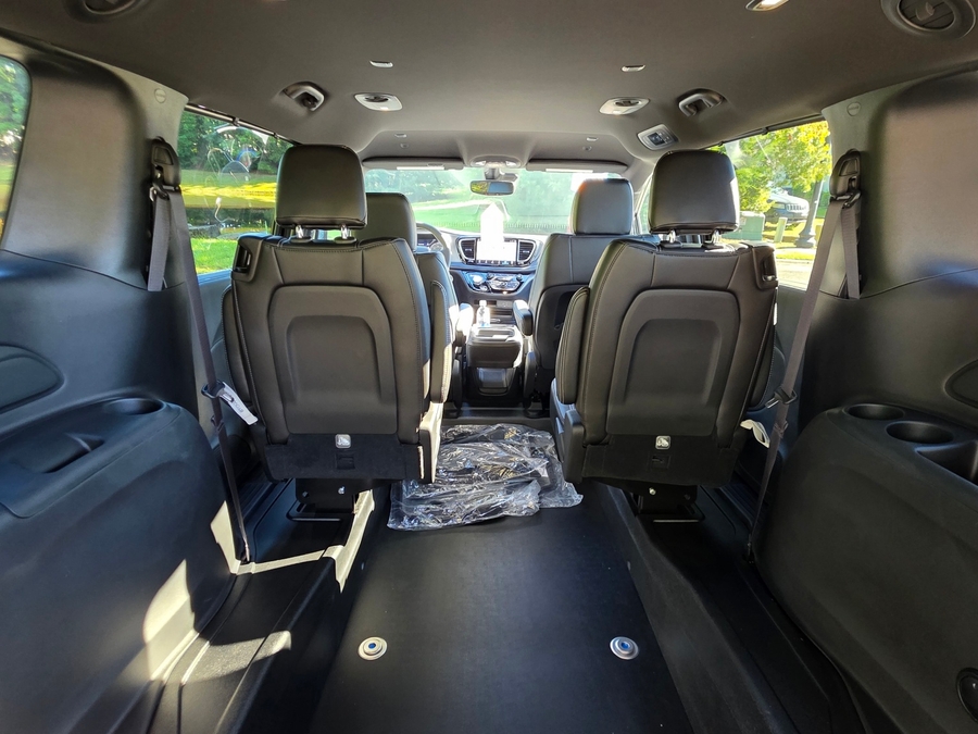 Black Chrysler Pacifica image number 4