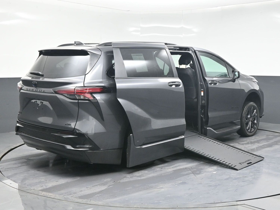 New 2025 Toyota Sienna Hybrid XSE Sport - BraunAbility Side Entry Entry In Floor Automatic Ramp