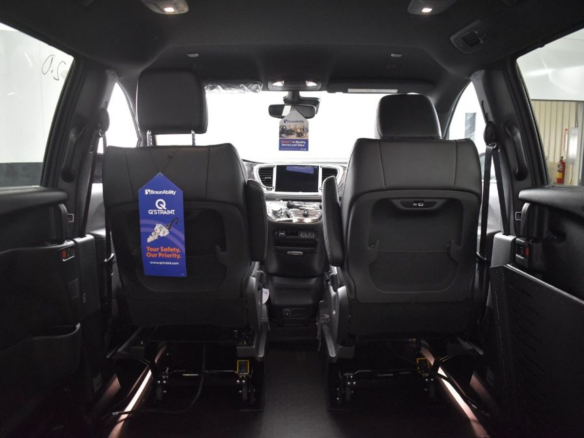 Grey Chrysler Pacifica image number 22