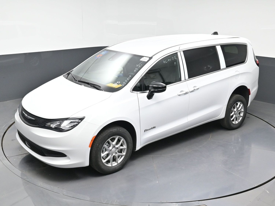 White Chrysler Voyager image number 22