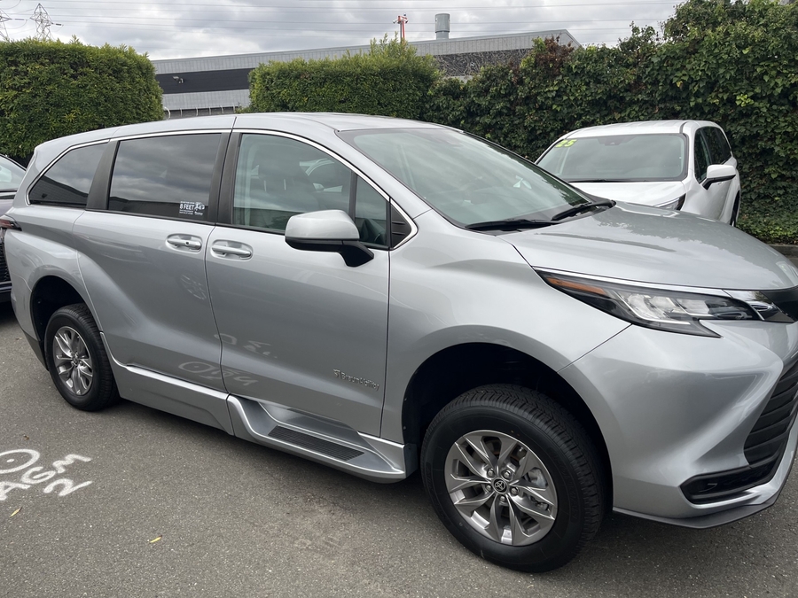 Used 2022 Toyota Sienna Hybrid LE - BraunAbility Side Entry Entry Fold Out Automatic Ramp