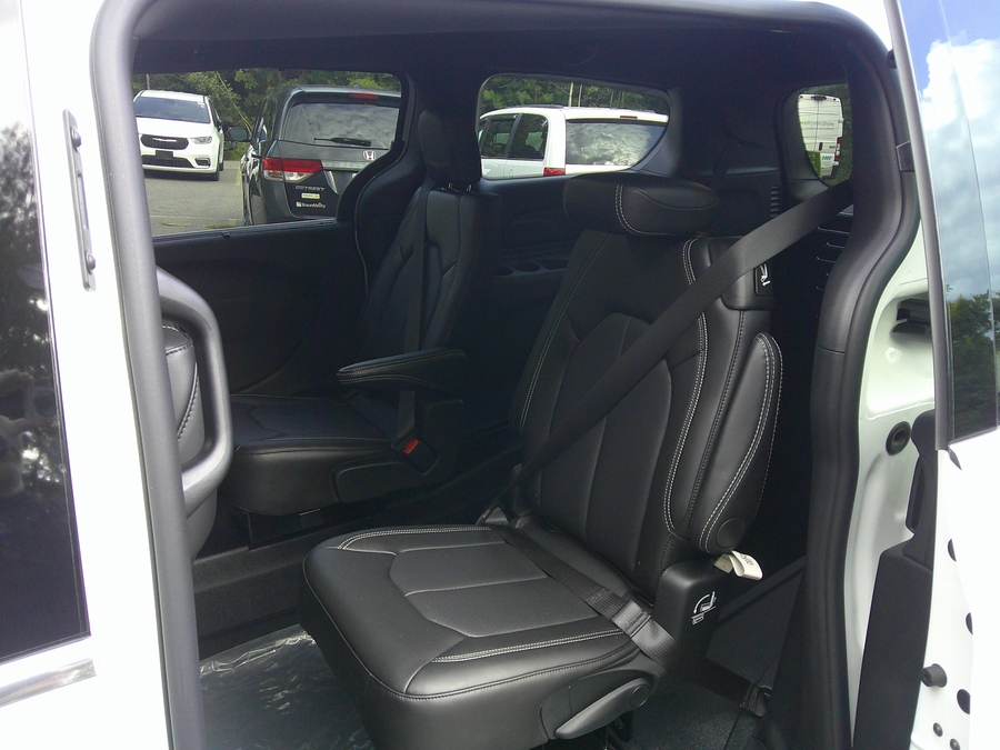 White Chrysler Voyager image number 12