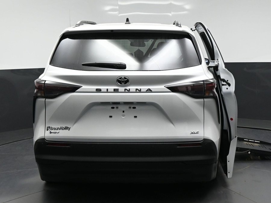 New 2026 Toyota Sienna Hybrid XLE Base - BraunAbility Side Entry Fold Out Automatic Ramp