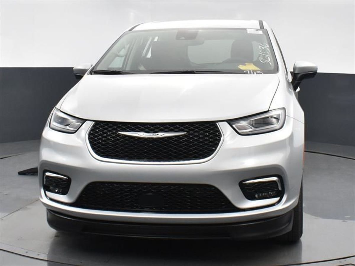 Silver Chrysler Pacifica image number 7