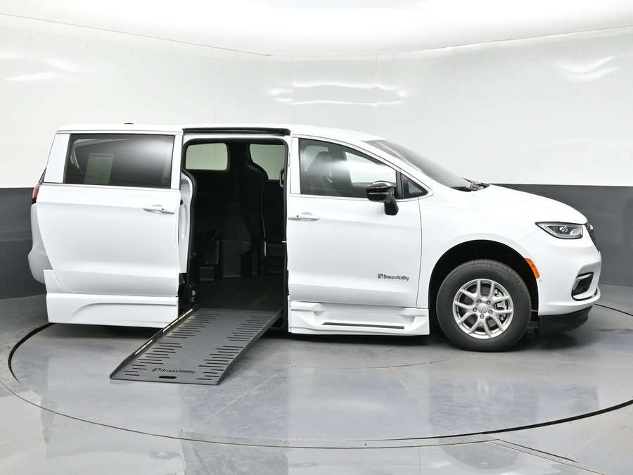 White Chrysler Pacifica image number 7