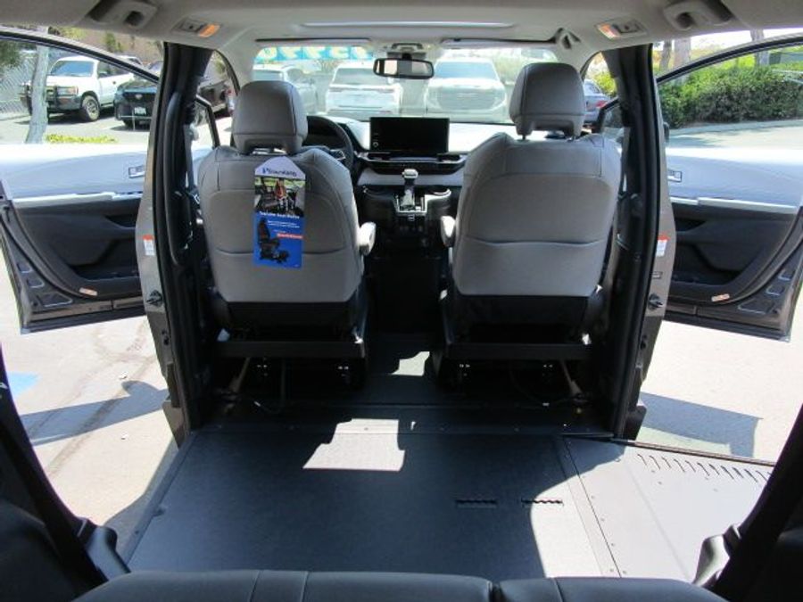 New 2025 Toyota Sienna Hybrid XLE Plus - BraunAbility Side Entry Entry In Floor Automatic Ramp