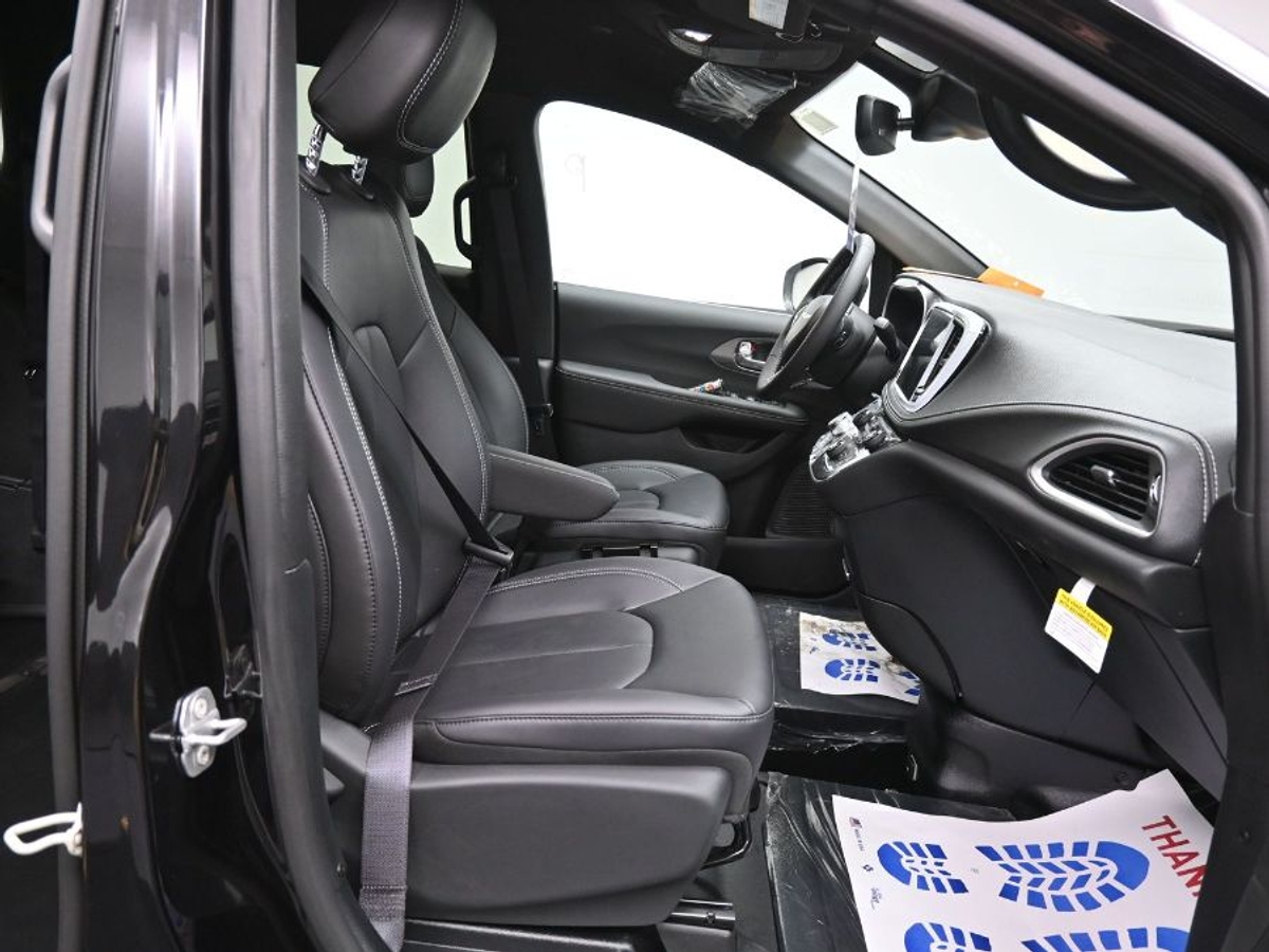 Black Chrysler Pacifica image number 8