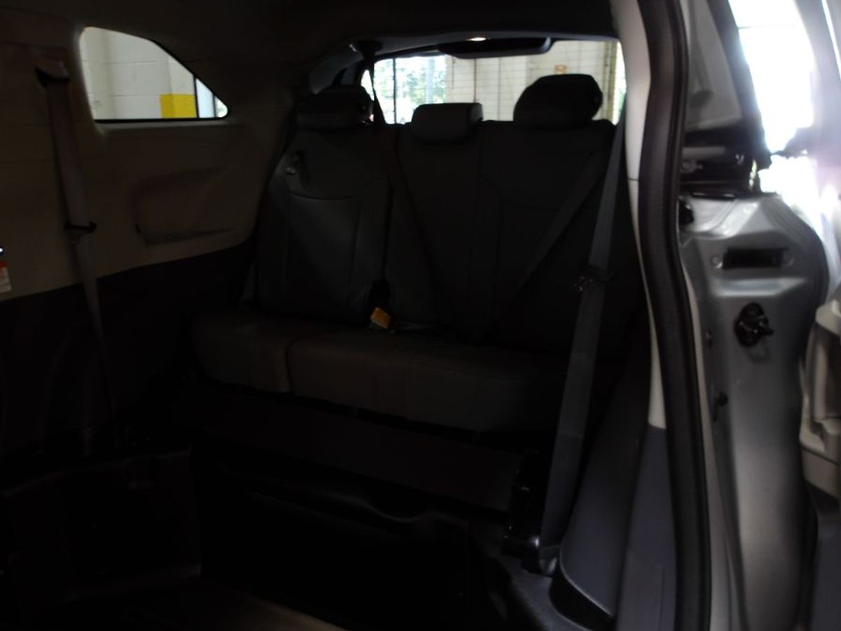 Silver Toyota Sienna image number 13
