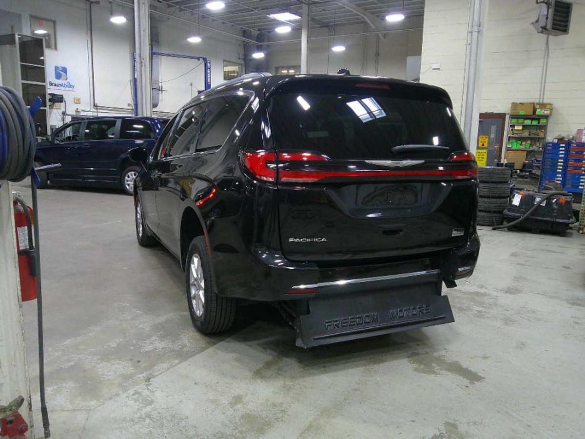 2022 CHRYSLER PACIFICA - Image 11