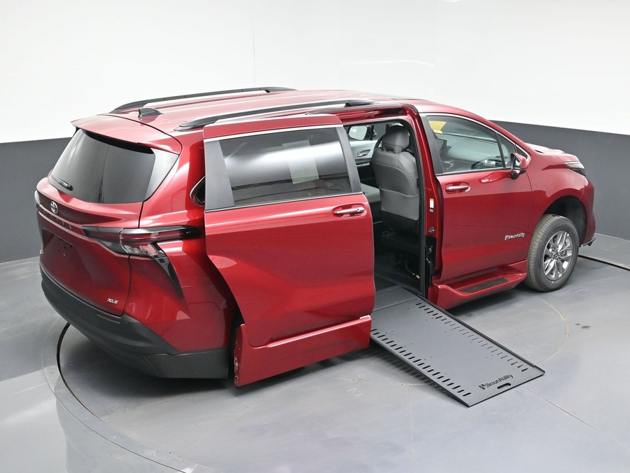 New 2026 Toyota Sienna Hybrid XLE Add - BraunAbility Side Entry In Floor Automatic Ramp