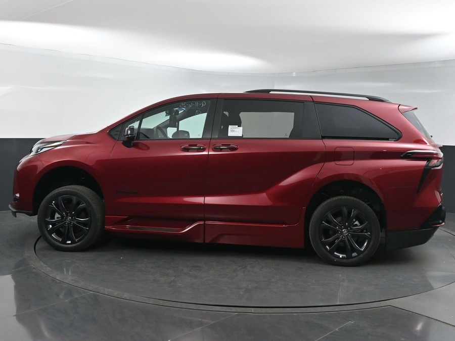 New 2025 Toyota Sienna Hybrid XSE Sport - BraunAbility Side Entry Entry In Floor Automatic Ramp