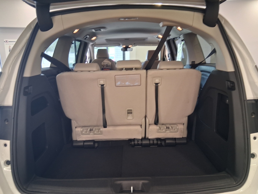 White Honda Odyssey image number 8