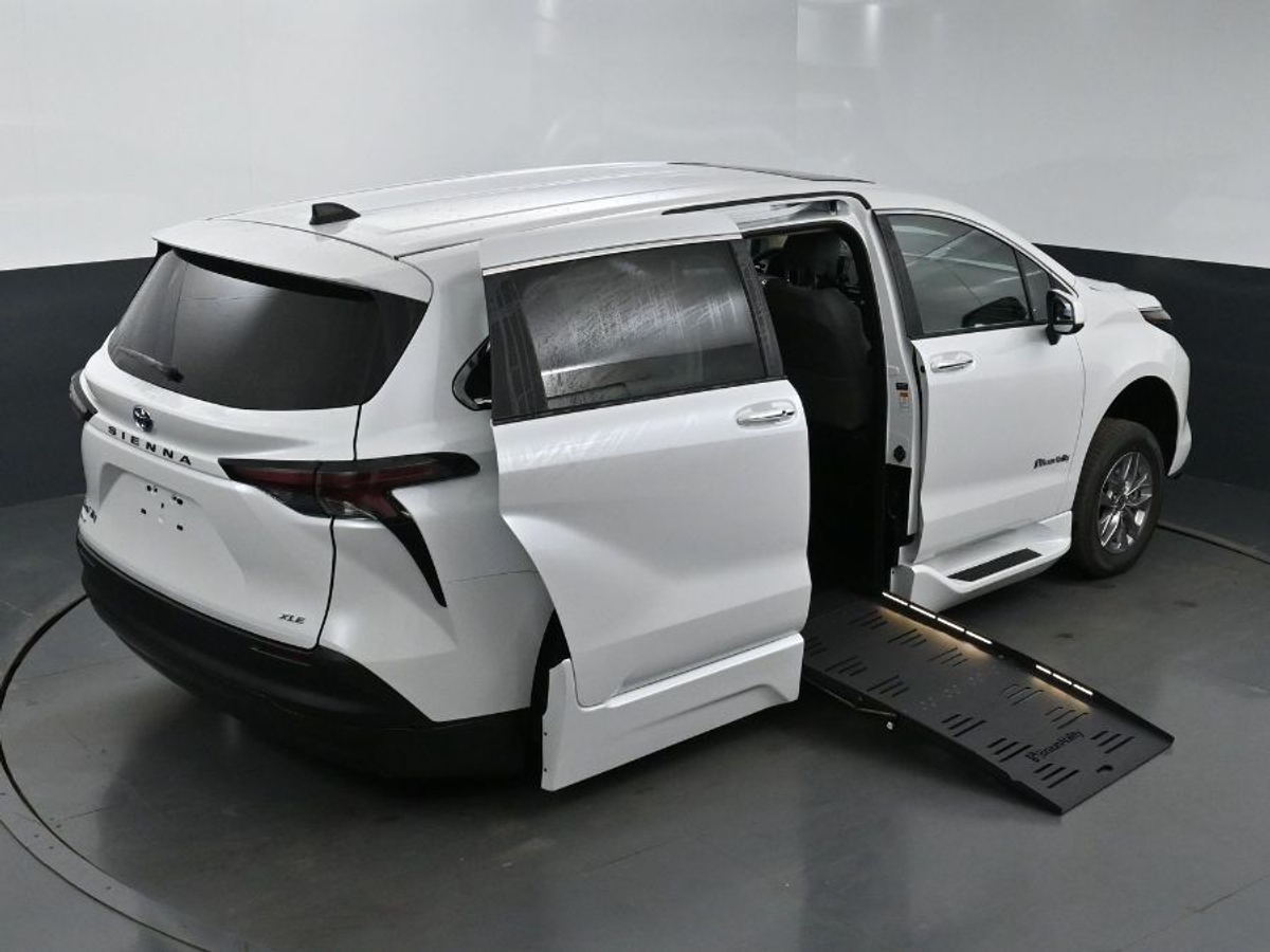 White Toyota Sienna image number 24
